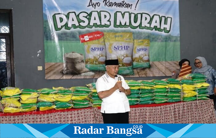 Bupati Malang, Drs. H. M. Sanusi, M.M., saat menghadiri dan meninjau langsung pelaksanaan Gerakan Pangan Murah (GPM) di Kabupaten Malang, (Foto Dok Ho/RadarBangsa.co.id)