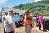 Bupati Malang Drs. H. M. Sanusi, M.M saat meninjau  lokasi terdampak banjir di Desa Sitiarjo, Minggu (21/9/2025).(Dok Prokopim via RadarBangsa)