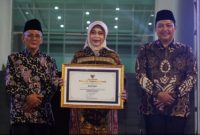 Bupati Pasuruan Rusdi Sutejo (kiri) didampingi Wakil Bupati Shobih Asrori menyerahkan penghargaan kepada penerima apresiasi inovasi daerah. (RadarBangsa.co.id/Ho Kominfo Pasuruan) 