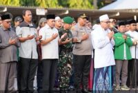 Bupati Pasuruan Rusdi Sutejo bersama Forkopimda, tokoh agama, dan elemen masyarakat mengikuti doa bersama dalam rangka Apel Kebangsaan di Lapangan Apel Sarja Arya Racana Polres Pasuruan, Selasa (2/9/2025) (Foto Dok Ho/RadarBangsa.co.id)