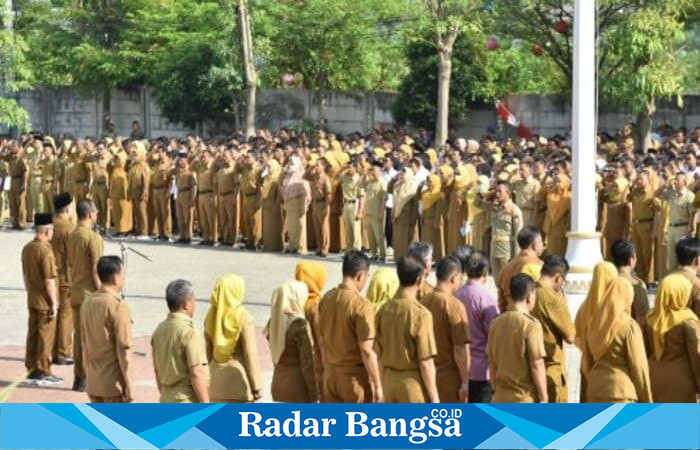 Ratusan ASN Pemkab Pasuruan mengikuti apel pagi dengan khidmat, sebagai wujud disiplin dan kebersamaan dalam mengabdi kepada masyarakat. (Foto Dok Ho/RadarBangsa.co.id)