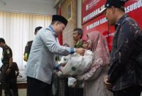 Bupati Pasuruan Rusdi Sutejo menyerahkan paket sembako secara simbolis kepada warga penerima manfaat dalam rangka HUT ke-80 Kejaksaan RI di Aula Kejari Kabupaten Pasuruan, Kamis (4/9/2025). (foto Dok Prokopim)