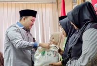 Bupati Pasuruan Rusdi Sutejo menyerahkan bantuan paket sembako secara simbolis kepada warga penerima manfaat dalam rangka Hari Lahir Kejaksaan RI ke-80 di Kabupaten Pasuruan, Kamis (4/9/2025). (Foto Dok Ho/RadarBangsa.co.id)
