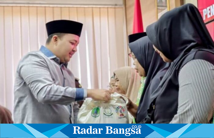 Bupati Pasuruan Rusdi Sutejo menyerahkan bantuan paket sembako secara simbolis kepada warga penerima manfaat dalam rangka Hari Lahir Kejaksaan RI ke-80 di Kabupaten Pasuruan, Kamis (4/9/2025). (Foto Dok Ho/RadarBangsa.co.id)