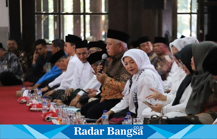 Bupati Malang Sanusi bersama jajaran Forkopimda dan tokoh masyarakat mengikuti doa bersama serta peringatan Maulid Nabi Muhammad SAW di Pendopo Kabupaten Malang, Rabu (3/9/2025). (Foto Dok Prokopim Ho/RadarBangsa.co.id)
