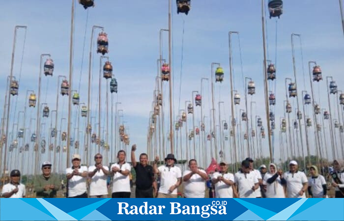 Ratusan burung perkutut mengikuti Konkurs Nasional Seni Suara Alam di Lapangan Detasemen AU Raci, Kabupaten Pasuruan, Sabtu (13/9/2025). Ajang ini menjadi bagian peringatan Hari Jadi Kabupaten Pasuruan ke-1096 (Foto Dok Ho/RadarBangsa.co.id)
