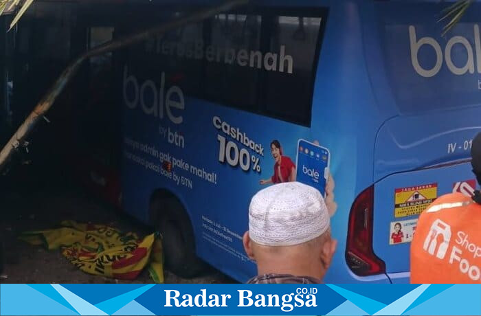 Bus Trans Semarang koridor IV.015 mengalami kecelakaan tunggal di kawasan Jalan RM Hadi Soebeno, Mijen, Kota Semarang, Jumat (26/9/2025). (Foto Dok Ho/RadarBangsa.co.id)