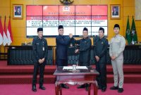 Walikota Blitar bersama pimpinan DPRD saat rapat paripurna penetapan Propemperda dan P-APBD 2025 di Graha Paripurna, Senin (22/9/2025). (Dok Foto Istimewa)