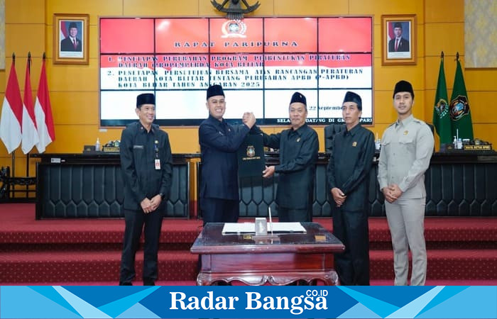 Walikota Blitar bersama pimpinan DPRD saat rapat paripurna penetapan Propemperda dan P-APBD 2025 di Graha Paripurna, Senin (22/9/2025). (Dok Foto Istimewa)