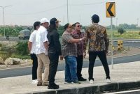 Sejumlah anggota Komisi C DPRD Lamongan bersama Dinas Perhubungan meninjau titik rawan kecelakaan di Jalan Lingkar Utara (JLU) Lamongan, Jumat (19/9/2025). (Foto : Istimewa)