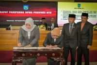 Wakil Gubernur NTB Indah Dhamayanti Putri menandatangani dokumen pengesahan Perubahan APBD 2025 dalam Sidang Paripurna DPRD NTB di Mataram, Jumat (26/9/2025). (Dok Foto Ho/RadarBangsa.co.id)