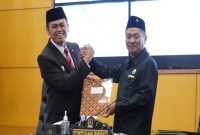 Wali Kota Blitar Syauqul Muhibbin menyampaikan pandangan dalam Rapat Paripurna bersama DPRD terkait Raperda Perubahan APBD Tahun Anggaran 2025 di Graha Paripurna DPRD Kota Blitar, Jumat (12/9/2025). (Foto: Dok. Pemkot Blitar) 