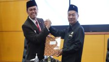 Wali Kota Blitar Syauqul Muhibbin menyampaikan pandangan dalam Rapat Paripurna bersama DPRD terkait Raperda Perubahan APBD Tahun Anggaran 2025 di Graha Paripurna DPRD Kota Blitar, Jumat (12/9/2025). (Foto: Dok. Pemkot Blitar) 