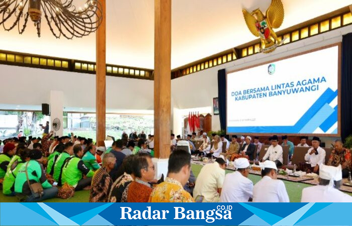 Suasana doa bersama lintas elemen masyarakat di Pendopo Shaba Swagata Blambangan, Banyuwangi, Senin (1/9/2025). (Foto Dok Ho/RadarBangsa.co.id)
