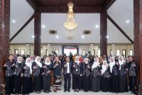 Peserta workshop batik berfoto bersama usai kegiatan yang digelar Dekranasda Kabupaten Lamongan di Pendopo Lokatantra, Kamis (11/9). (Foto Dok Ho/RadarBangsa.co.id)