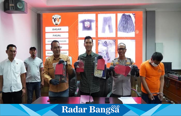 Polisi Polrestabes Semarang menggelar konferensi pers, menunjukan pelaku Lukman Listianto dan barang bukti terkait kasus pembunuhan Ika Rahmawati, Kamis (25/9/2025). (Foto Dok Ho/RadarBangsa.co.id)