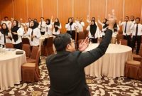 Peserta pelatihan bahasa isyarat mengikuti arahan instruktur dalam diklat yang digelar Pemkab Banyuwangi. (Foto Dok Ho/RadarBangsa.co.id)
