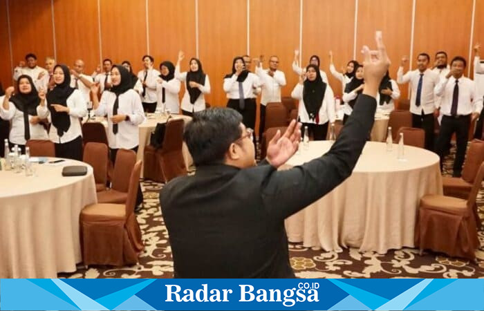 Peserta pelatihan bahasa isyarat mengikuti arahan instruktur dalam diklat yang digelar Pemkab Banyuwangi. (Foto Dok Ho/RadarBangsa.co.id)