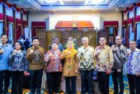 Gubernur Jawa Timur Khofifah Indar Parawansa berfoto bersama 14 Dubes dan calon Dubes RI usai pertemuan di Gedung Negara Grahadi, Surabaya, Rabu (10/9/2025) (Foto Dok Adpim Ho/RadarBangsa.co.id)