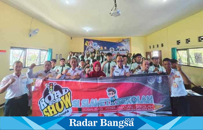 Foto: Petugas Dinas Perhubungan Kota Batu bersama Siswa-Siswi SMA Bilingual Islamic Senior High School Junrejo Batu.