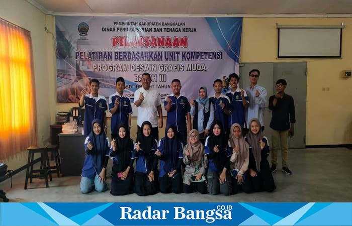 Peserta program pelatihan kerja berfoto bersama usai kegiatan yang digelar Dinas Perindustrian dan Ketenagakerjaan (Disperinaker) Kabupaten Bangkalan di Balai Latihan Kerja (BLK) Bangkalan. (Foto Dok Ho/RadarBangsa.co.id)
