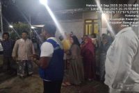 Suasana haru saat keluarga menerima jenazah Rofiqul Ulum, PMI non-prosedural asal Bangkalan yang meninggal di Malaysia. (Foto Dok Ho/RadarBangsa.coid)