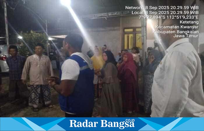 Suasana haru saat keluarga menerima jenazah Rofiqul Ulum, PMI non-prosedural asal Bangkalan yang meninggal di Malaysia. (Foto Dok Ho/RadarBangsa.coid)