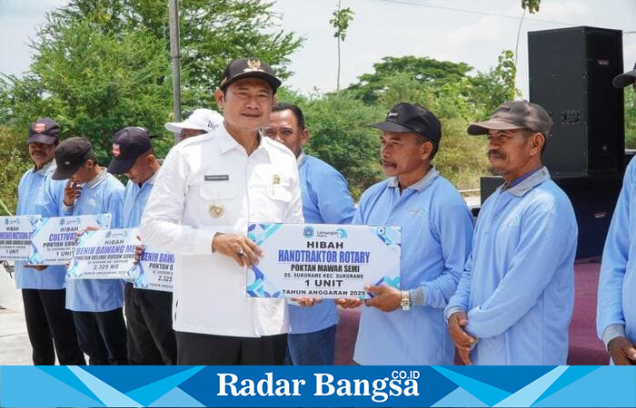 Bupati Lamongan Yuhronur Efendi menyerahkan bantuan kepada kelompok tani di Kecamatan Sukorame, Rabu (10/9). (Dok Foto Ho/RadarBangsa.co.id)