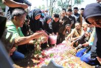 Suasana haru mengiringi prosesi pemakaman mantan Wali Kota Probolinggo dua periode, HM Buchori, di TPU Brantas, Senin (15/9/2025) (Foto Dok Ho/RadarBangsa.co.id)