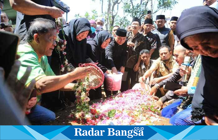 Suasana haru mengiringi prosesi pemakaman mantan Wali Kota Probolinggo dua periode, HM Buchori, di TPU Brantas, Senin (15/9/2025) (Foto Dok Ho/RadarBangsa.co.id)