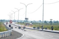 Jalur Lingkar Utara (JLU) Lamongan ditutup sementara untuk pemasangan dua traffic light baru di simpang Kaliotik dan Balun, Selasa (23/9/2025). (Dok Foto Ho/RadarBangsa.co.id)