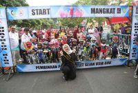 Bupati Banyuwangi Ipuk Fiestiandani berpose bersama puluhan peserta lomba “Duathlon Kids” tingkat PAUD dan TK yang digelar pada momen Car Free Day di Jalan A. Yani, Banyuwangi, Minggu (31/8/2025). (Foto Dok Ho/RadarBangsa.co.id)