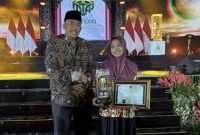 Perwakilan kafilah Kabupaten Bangkalan berfoto bersama usai menerima penghargaan dalam ajang Musabaqah Tilawatil Qur’an (MTQ) XXXI Tingkat Jawa Timur di Kabupaten Jember, Sabtu (20/9/2025) (Foto Dok Ho/RadarBangsa)
