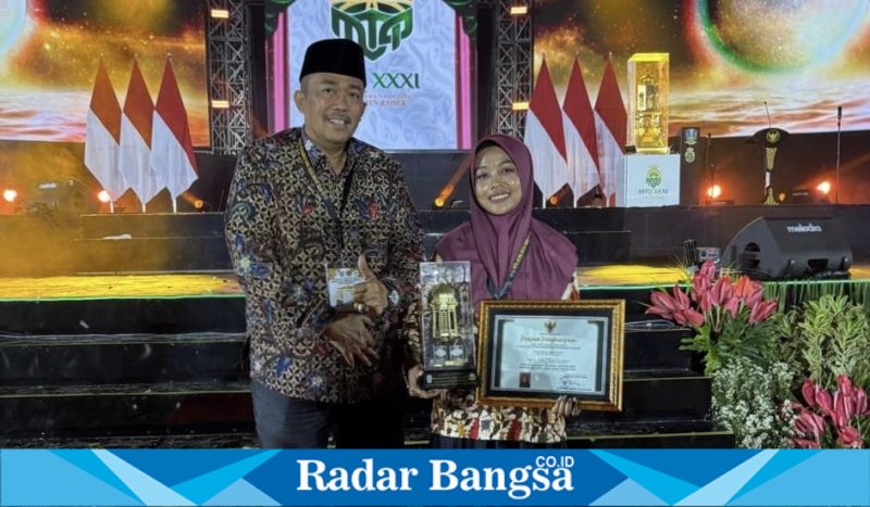 Perwakilan kafilah Kabupaten Bangkalan berfoto bersama usai menerima penghargaan dalam ajang Musabaqah Tilawatil Qur’an (MTQ) XXXI Tingkat Jawa Timur di Kabupaten Jember, Sabtu (20/9/2025) (Foto Dok Ho/RadarBangsa)
