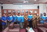 Wali Kota Probolinggo, dr. Aminuddin, berfoto bersama jajaran Pemerintah Kota dan perwakilan Forum Wartawan Media Probolinggo (F Wamipro) usai audiensi di ruang pertemuan Pemkot, Selasa (9/9/2025). (Foto Dok Ho/RadarBangsa.co.id)