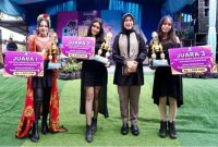 Bupati Banyuwangi Ipuk Fiestiandani menyerahkan trofi kepada pemenang Festival Band Pelajar 2025 di Banyuwangi Park. (Foto Dok Ho/RadarBangsa.co.id)
