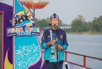 Bupati Lamongan Yuhronur Efendi saat membuka Festival Dayung Tejoasri 2025 di Bendungan Bengawan Mati, Desa Tejoasri, Kecamatan Laren, Minggu (14/9/2025). (Foto Dok Ho/RadarBangsa.co.id)