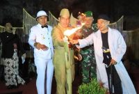Wali Kota Probolinggo dr. Aminuddin bersama jajaran Forkopimda menyalakan obor sebagai tanda dimulainya Festival Pasar VOC di Benteng Mayangan, Sabtu (13/9) malam. (Foto Dok Ho/RadarBangsa.co.id)