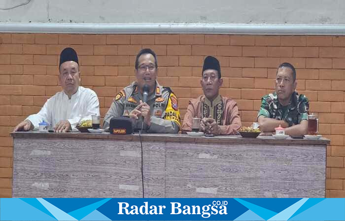 Dua dari kiri Kapolsek Tikung AKP Anang Purwo Widodo, sedangkan dua dari kanan Camat Tikung Sujirman Sholeh bersama Danramil Tikung Kapten Kav Nurchodjim dan Ketua MUI Kecamatan Tikung KH. Drs. Saifuddin Zuhri saat menghadiri rapat koordinasi Forkopimcam di Pendopo Kecamatan Tikung, Rabu (3/9/2025) malam. (Dok Foto Ho/RadarBangsa.co.id)