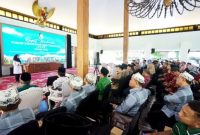 Bupati Banyuwangi Ipuk Fiestiandani memberikan arahan dalam Rapat Koordinasi Forum Kerukunan Umat Beragama (FKUB) di Pendopo Shaba Swagata Blambangan, Sabtu (27/9/2025), yang dihadiri tokoh lintas agama se-Banyuwangi.  (Foto Dok Ho/RadarBangsa.co.id)
