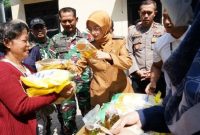 Wali Kota Kediri Vinanda Prameswati melayani warga dalam kegiatan Gerakan Pangan Murah (GPM) Serentak di Kota Kediri (Foto Dok Ho/RadarBangsa.co.id)