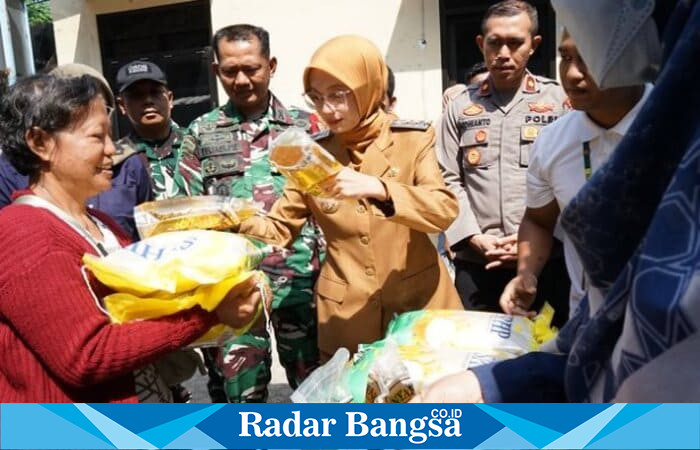 Wali Kota Kediri Vinanda Prameswati melayani warga dalam kegiatan Gerakan Pangan Murah (GPM) Serentak di Kota Kediri (Foto Dok Ho/RadarBangsa.co.id)