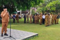 Wakil Bupati Bangkalan, Moh. Fauzan Ja’far, memberikan arahan sekaligus peringatan disiplin kerja kepada ASN saat memimpin apel di halaman kantor Pemkab Bangkalan, Senin (8/9/2025). (Foto Dok Ho/RadarBangsa.co.id)