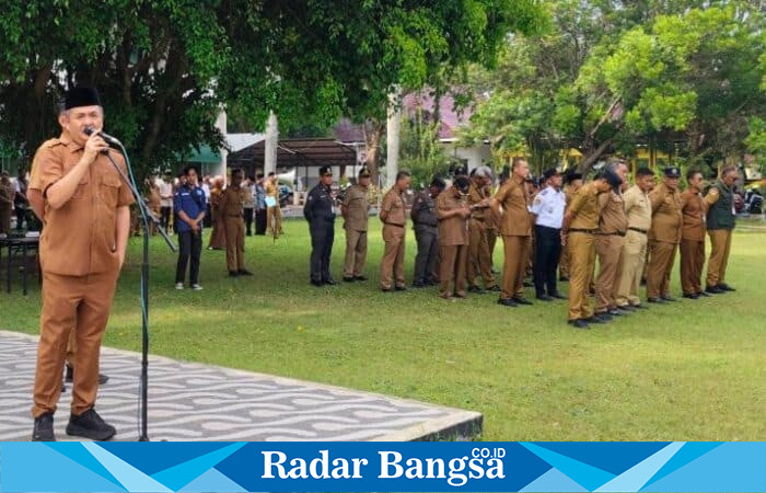Wakil Bupati Bangkalan, Moh. Fauzan Ja’far, memberikan arahan sekaligus peringatan disiplin kerja kepada ASN saat memimpin apel di halaman kantor Pemkab Bangkalan, Senin (8/9/2025). (Foto Dok Ho/RadarBangsa.co.id)