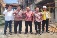 Sekretaris Utama Perpustakaan Nasional, Dr. Joko Santoso, meninjau progres pembangunan Gedung Layanan Perpustakaan Umum Bangkalan, Kamis (11/9). (Foto Dok Ho/RadarBangsa.co.id)