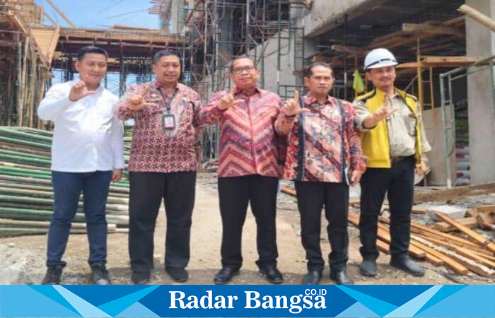Sekretaris Utama Perpustakaan Nasional, Dr. Joko Santoso, meninjau progres pembangunan Gedung Layanan Perpustakaan Umum Bangkalan, Kamis (11/9). (Foto Dok Ho/RadarBangsa.co.id)