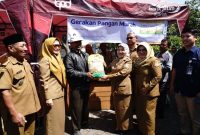 Wakil Bupati Malang, Dra. Hj. Lathifah Shohib, meninjau pelaksanaan Gerakan Pangan Murah Serentak di Kecamatan Karangploso, Selasa (23/9). (Foto Dok Prokopim/Ho RadarBangsa.co.id)