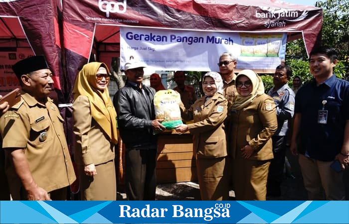 Wakil Bupati Malang, Dra. Hj. Lathifah Shohib, meninjau pelaksanaan Gerakan Pangan Murah Serentak di Kecamatan Karangploso, Selasa (23/9). (Foto Dok Prokopim/Ho RadarBangsa.co.id)