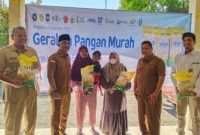 Sekda Bangkalan, Ismet Efendi, meninjau langsung pelaksanaan Gerakan Pangan Murah Serentak di halaman Kantor Kelurahan Pangeranan, Selasa (23/9/2025). (Foto Dok Ho/RadarBangsa)