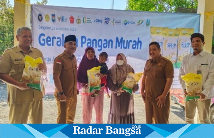 Sekda Bangkalan, Ismet Efendi, meninjau langsung pelaksanaan Gerakan Pangan Murah Serentak di halaman Kantor Kelurahan Pangeranan, Selasa (23/9/2025). (Foto Dok Ho/RadarBangsa)
